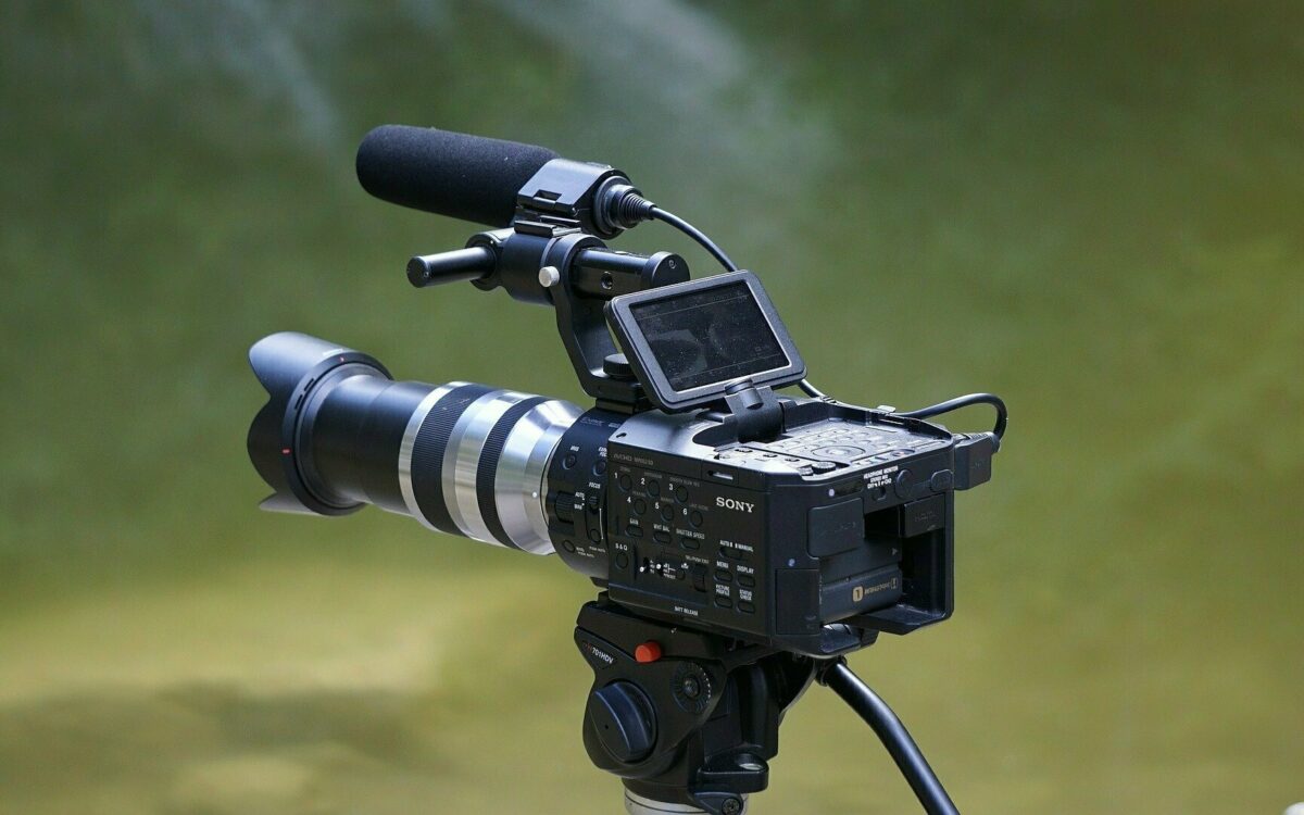 Eine Videokamera steht auf einem Stativ Eine Videokamera steht auf einem Stativ